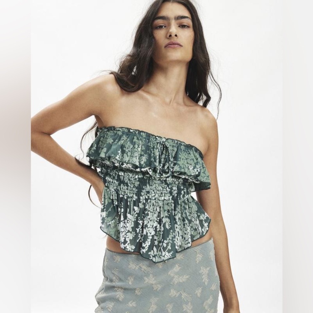 NWOT Urban Outfitters Kimchi Blue Clarabella Burnout Velvet Ruffle Peplum top 💚